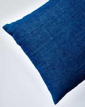 Charger l'image dans la galerie, TIK - Coussin en coton brut - L - Indigo