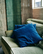 Charger l'image dans la galerie, TIK - Coussin en coton brut - L - Indigo