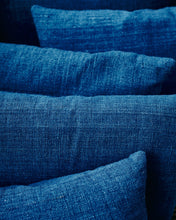 Charger l'image dans la galerie, TIK - Coussin en coton brut - L - Indigo