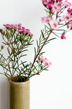 Charger l&#39;image dans la galerie, KASUMI TUBE VASE HOLD - M - Kaki
